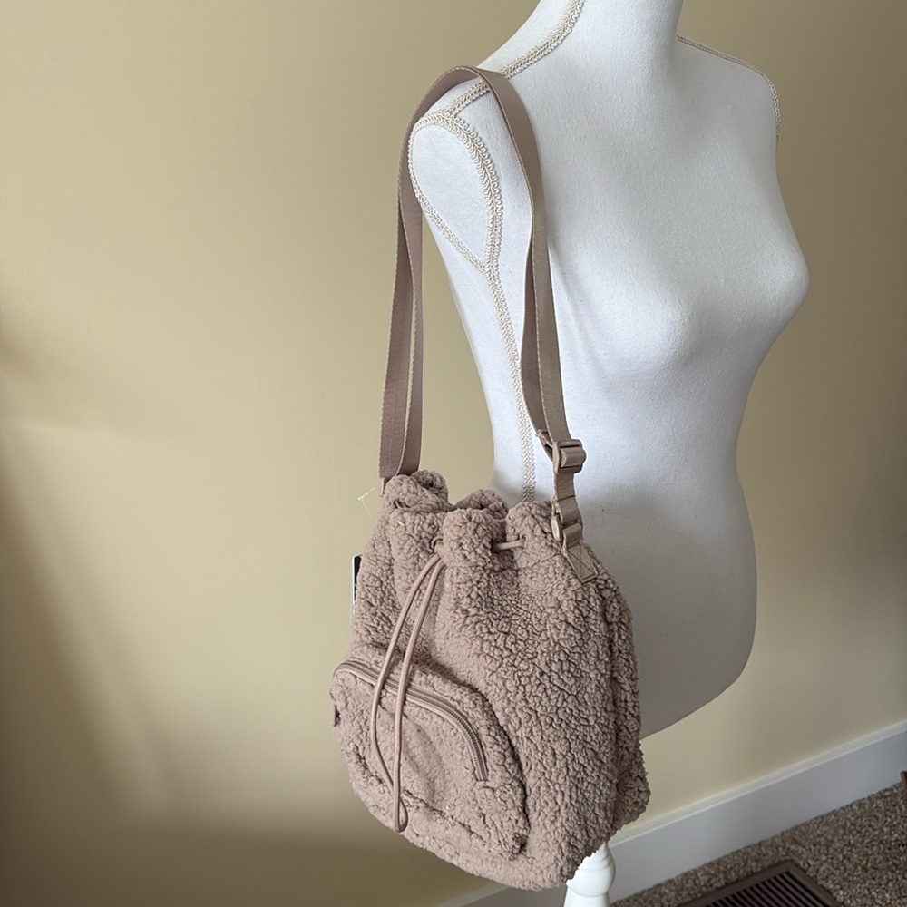 Beige Sherpa Drawstring Bag by 32 Degrees